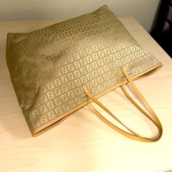 WOW POSHMARK - Authentic Fendi Extra Large Tote - Picture 10 of 16